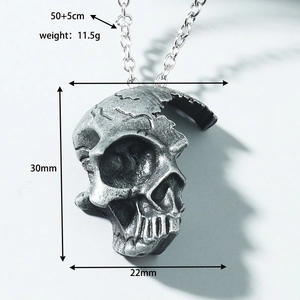 Detailansicht des gotischen Totenkopf-Anhängers mit Maßen und Kettenlänge von 50cm