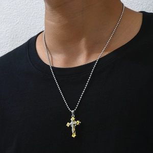 Collana da uomo con croce a più strati e strass scintillanti su catena a sfere d'argento