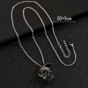 Detail der Totenkopf-Halskette mit Metallstruktur und Längenangabe von 50+5 cm