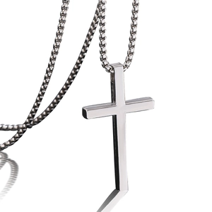 Collana con pendente a croce in acciaio lucido e catena a sfere da uomo