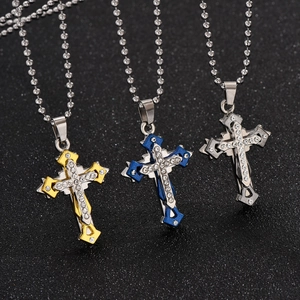Collana con pendente a croce multistrato in oro, blu e argento con diamanti incastonati