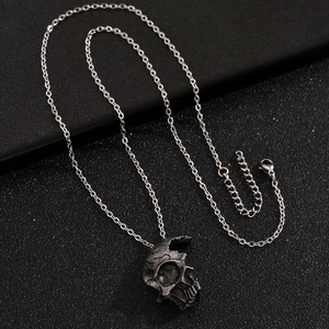 Gotische Halskette mit halbem Totenkopf und Vintage-Silber-Finish auf schwarzem Grund