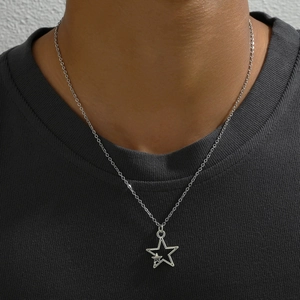 Minimalistische Kette mit doppeltem Sternanhänger in Silber an einem Modell in Grau