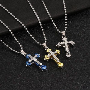 Set collane con ciondolo a croce e cristalli lucidi nei colori blu oro argento