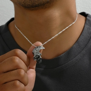 Gothic Halb-Schädel Anhänger Halskette für Herren in Vintage-Silber an einem Model gezeigt