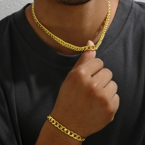 Gouden Cubaanse schakelketting en armband set voor heren en dames op model