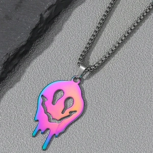 Détail du pendentif smiley fondant avec une finition arc-en-ciel iridescente