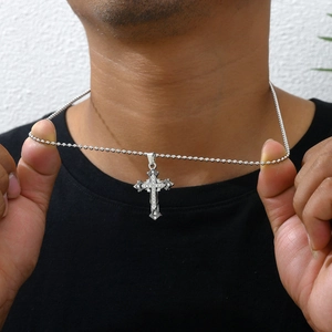 Collana da uomo con ciondolo a croce e diamanti incastonati su catena d'argento