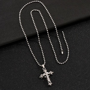 Collana da uomo con croce multistrato argentata e cristalli scintillanti su catena a sfere