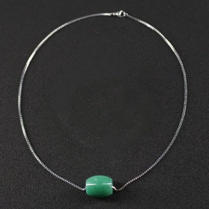 Collier en argent minimaliste avec pendentif tonneau en aventurine verte sur fond noir