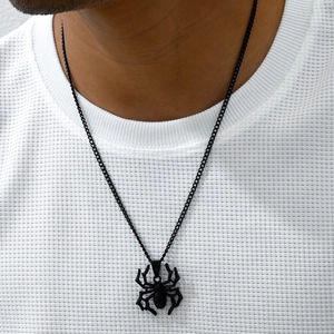 Gothische schwarze Spinne Halskette mit strukturierter Spinne auf weißem T-Shirt Anhänger