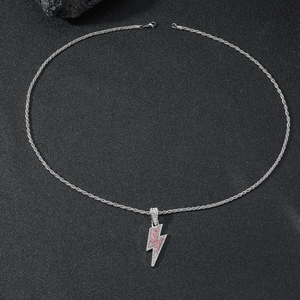 Dettaglio del ciondolo a fulmine d'argento con cristalli di zirconia rosa e bianchi incastonati