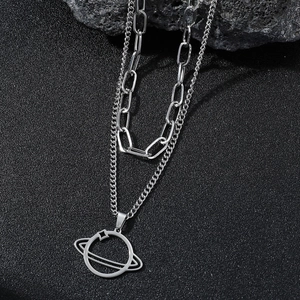 Collier Pendentif Planète Saturne en Acier Titane Hip Hop Unisexe Double Couche Chaîne Trombone Bijoux Polis