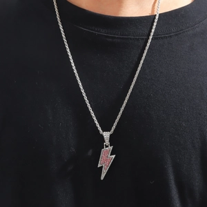 Ciondolo fulmine hip hop con zirconi rosa e bianchi su catena a corda argento