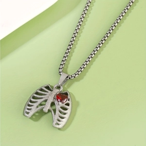 Pendentif squelette cage thoracique en argent avec cristal de cœur rouge sur chaîne box