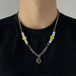 Collier à la mode avec smileys jaunes, perles blanches et pendentif Love Life en argent