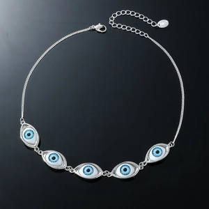 Retro punk halsketting met vijf blauwe duivels oog hangers aan een zilveren ketting
