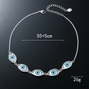 Detail van de 55 cm zilveren ketting en karabijnsluiting op de Evil Eye-ketting