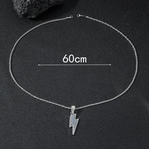 Dettaglio del ciondolo a fulmine d'argento da 60 cm con cristalli blu e bianchi