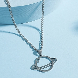 Collier Pendentif Planète Saturne En Acier Titane Étoile Évidée Hip Hop Streetwear Minimaliste Chaîne Longue Bijoux Pour Hommes Femmes