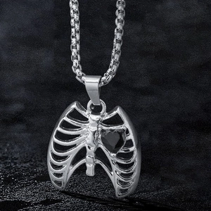 Collier Pendentif Cœur Cage Thoracique en Alliage Gothique Incrusté de Strass Chaîne Vénitienne Squelette Punk Collier Homme Femme