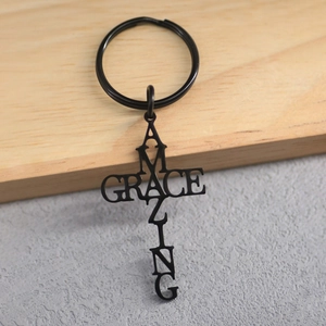 Porte-clés croix Amazing Grace noir mat avec un design de lettres en métal élégant