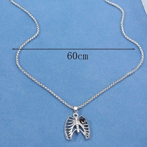 Détail collier gothique cage thoracique avec pendentif cœur noir et chaîne 60cm