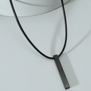 Pendentif pilier rectangulaire en acier inoxydable noir sur un collier de cordon noir