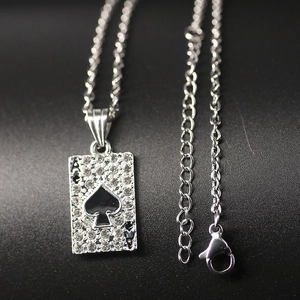 Hiphop halsketting met schoppenaas hanger, glanzende strassteentjes en zilveren ketting