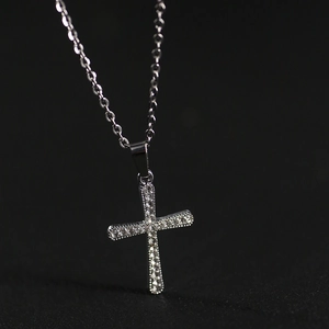 Collier croix argenté classique avec pavé de zircons sur chaîne minimaliste pour homme et femme