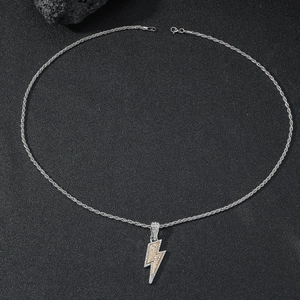 Collana con ciondolo a fulmine hip hop con cristalli e catena a fune bicolore da uomo