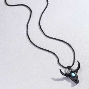 Détail du pendentif tête de taureau punk avec turquoise sur chaîne boîte noire