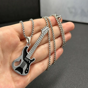 Halskette mit E-Gitarren-Anhänger in Silber und Schwarz im Hip-Hop- und Rock-Stil