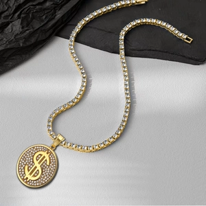 Pendentif signe dollar en or avec diamants blancs sur une chaîne tennis scintillante