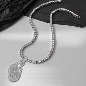 Hip hop tennisketting met iced-out bokshandschoen hanger en glanzende zilveren afwerking