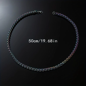 Nahaufnahme der 50 cm langen regenbogenfarbenen Edelstahl-Weizenkette mit Karabiner