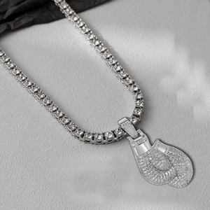Zilveren hiphop tennisketting met bokshandschoen hanger en sprankelende zirkonia stenen