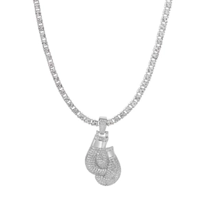 Hip hop bokshandschoen hanger aan een zilveren tennisketting met fonkelende kristallen