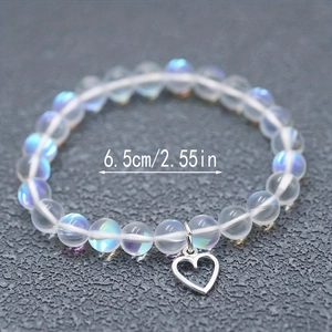 Gros plan du bracelet en perles irisées avec breloque cœur et marquage de taille 6,5 cm
