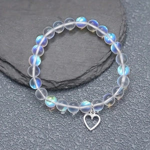 Bracelet Extensible Minimaliste en Perles de Verre Avec Pendentif Cœur Creux Bijoux de Mode Unisexe Corde Élastique Chaîne de Main Cadeau