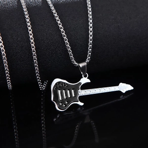 Makroaufnahme von Punk-Gitarrenanhänger mit Details aus silbernem und schwarzem Metall