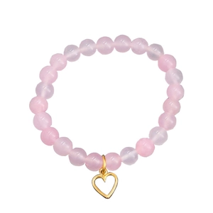 Bracelet en perles roses avec pendentif cœur ajouré doré sur fond blanc pur