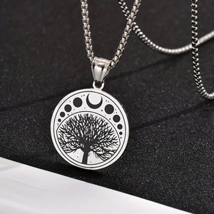 Détail du collier rond en acier inoxydable arbre de vie avec phases de lune et chaîne
