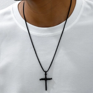 Minimalistische schwarze Nagel-Kreuzkette für Herren mit Box-Kette auf weißem T-Shirt