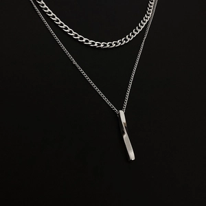 Collier double épaisseur en argent avec pendentif spirale torsadée au style minimaliste