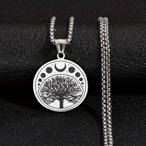 Collier avec pendentif Arbre de Vie en acier inoxydable et phases de lune sur fond noir