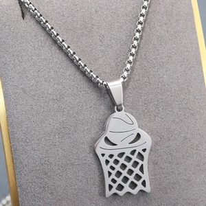 Gepolijste roestvrijstalen basketbalring hanger met boxketting op een display