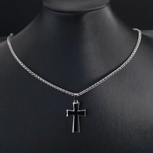 Collier homme hip hop avec pendentif croix argentée et émail noir sur chaîne épi