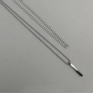 Ensemble de trois colliers argentés avec pendentif barre torsadée style industriel