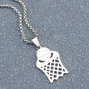 Macro-opname van gepolijste roestvrijstalen basketbalring hanger met kralenketting detail